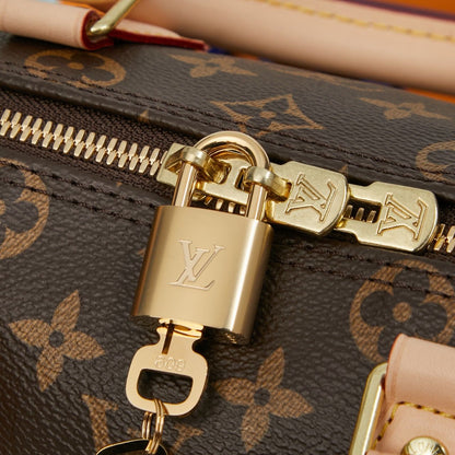 Bolsa Satchel Couro Padrão Monograma Geométrico Marrom com Alça Ajustável