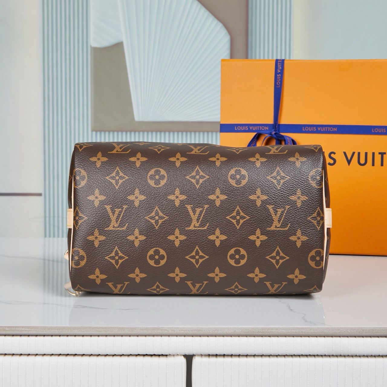 Bolsa Satchel Couro Padrão Monograma Geométrico Marrom com Alça Ajustável
