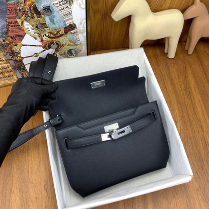 Bolsa Satchel Couro Preto Fechamento Frontal 25cm