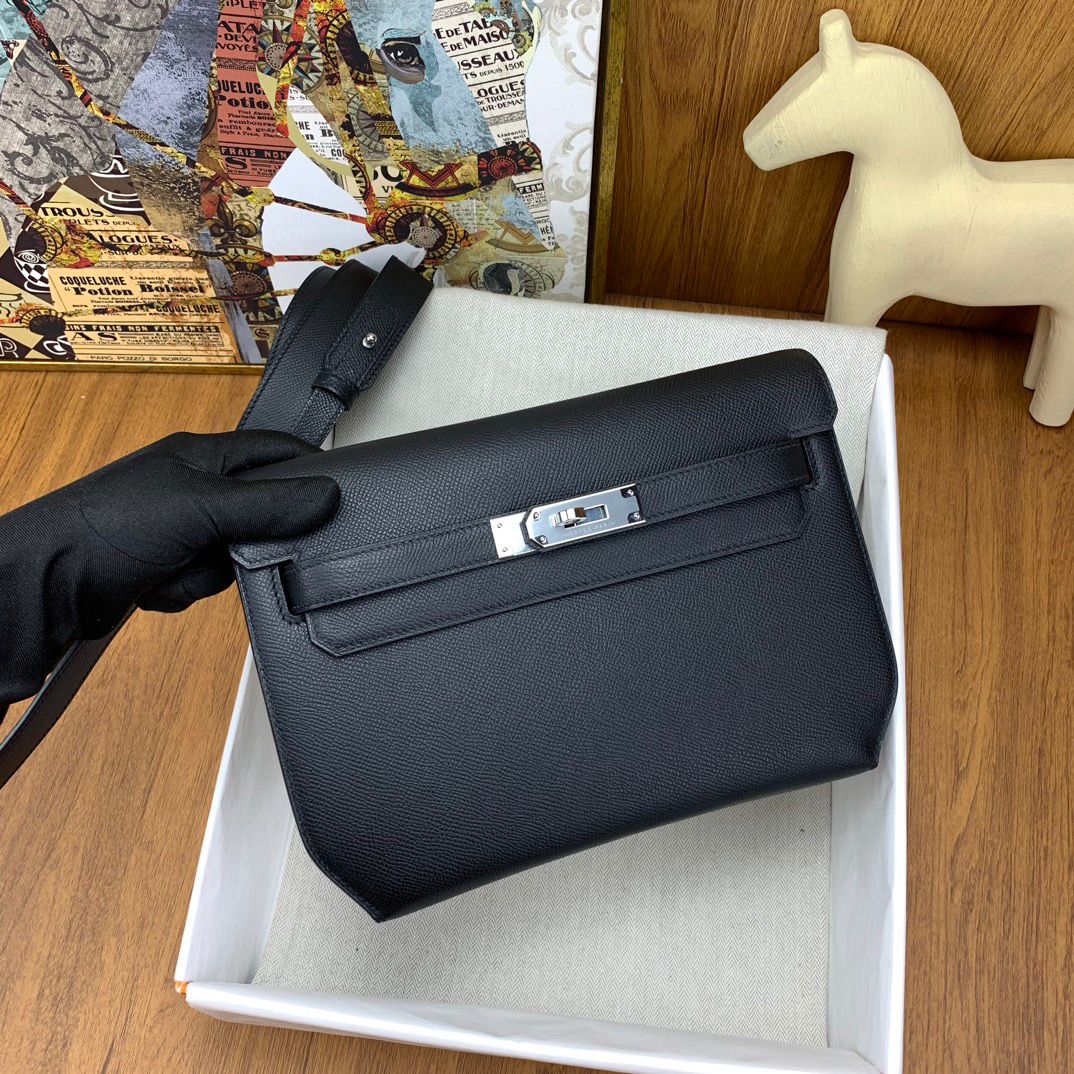 Bolsa Satchel Couro Preto Fechamento Frontal 25cm