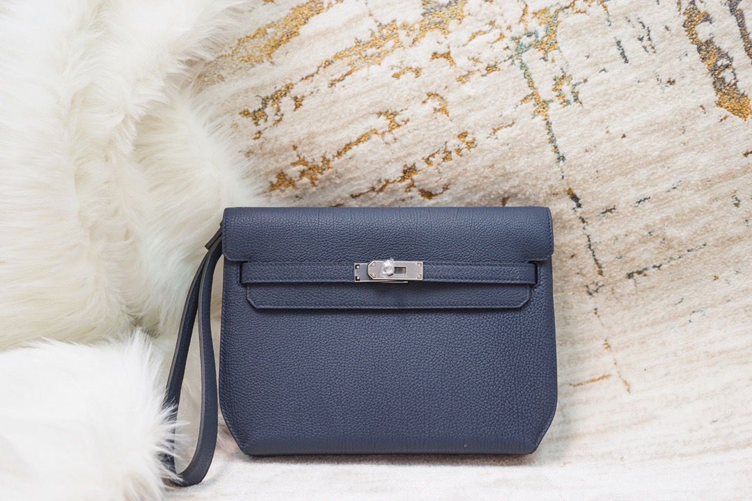 Bolsa Estruturada Couro Azul Marinho com Fecho Frontal 25cm