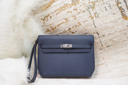 Bolsa Estruturada Couro Azul Marinho com Fecho Frontal 25cm