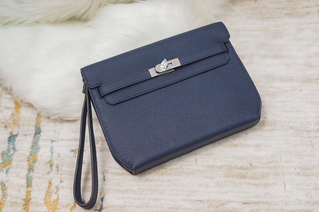 Bolsa Estruturada Couro Azul Marinho com Fecho Frontal 25cm