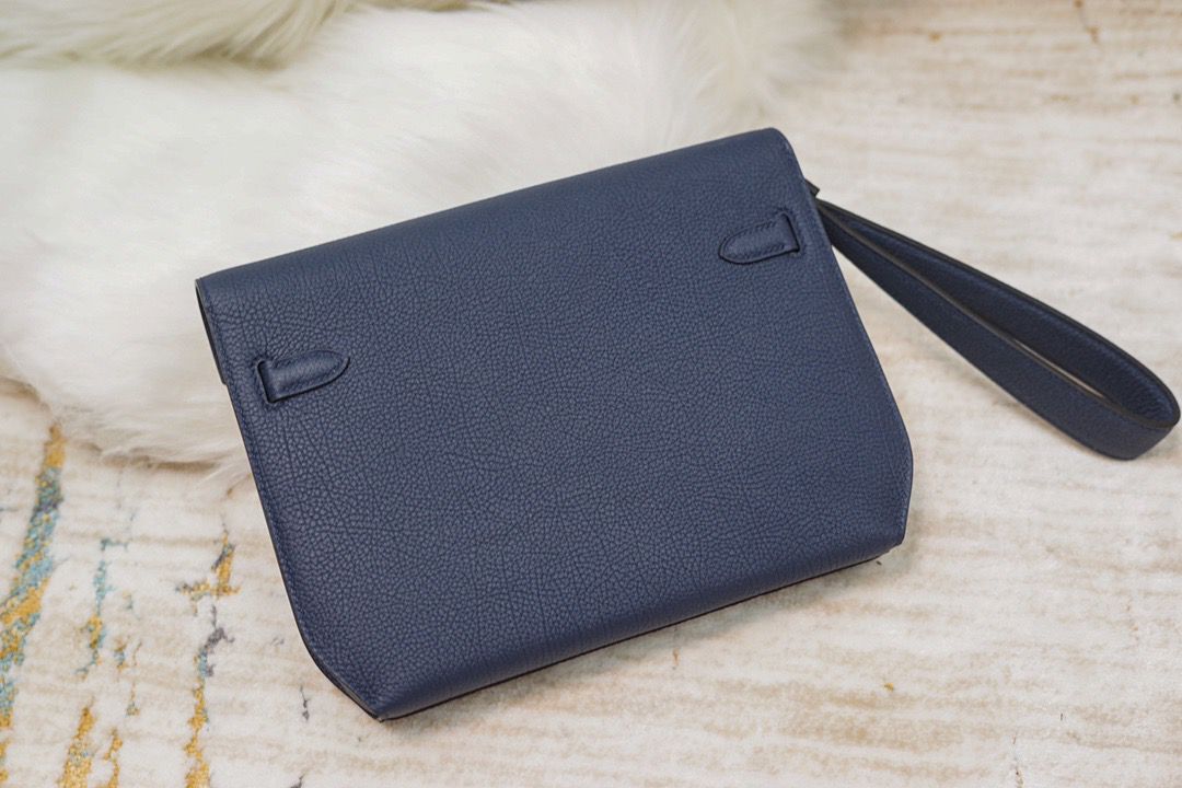 Bolsa Estruturada Couro Azul Marinho com Fecho Frontal 25cm