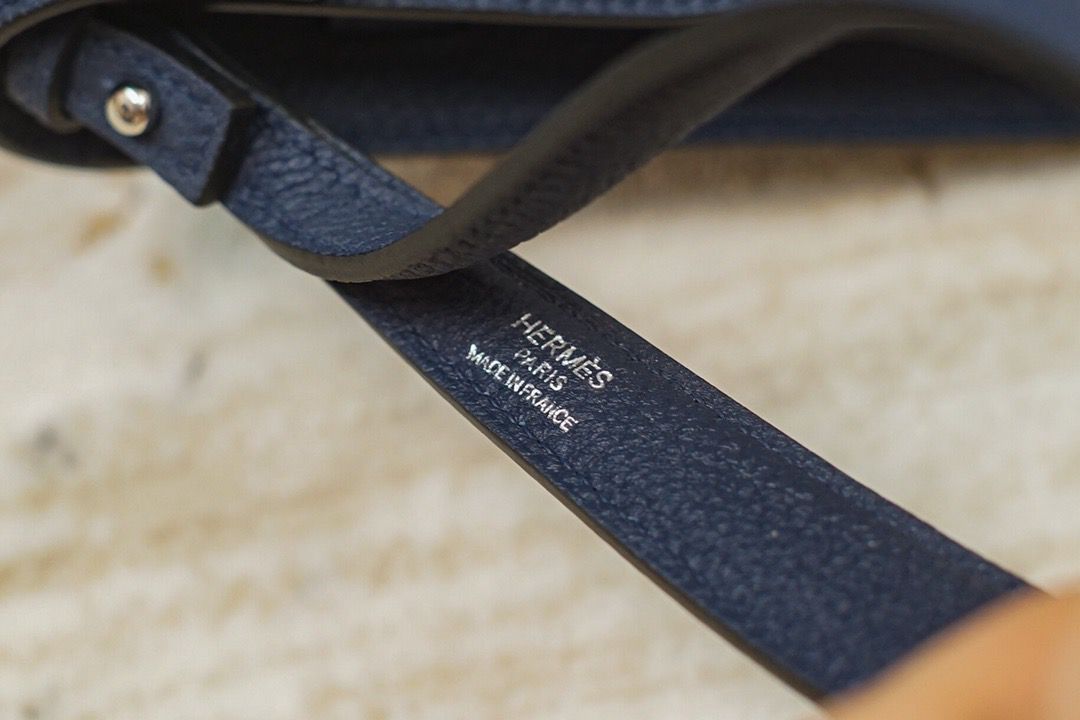 Bolsa Estruturada Couro Azul Marinho com Fecho Frontal 25cm