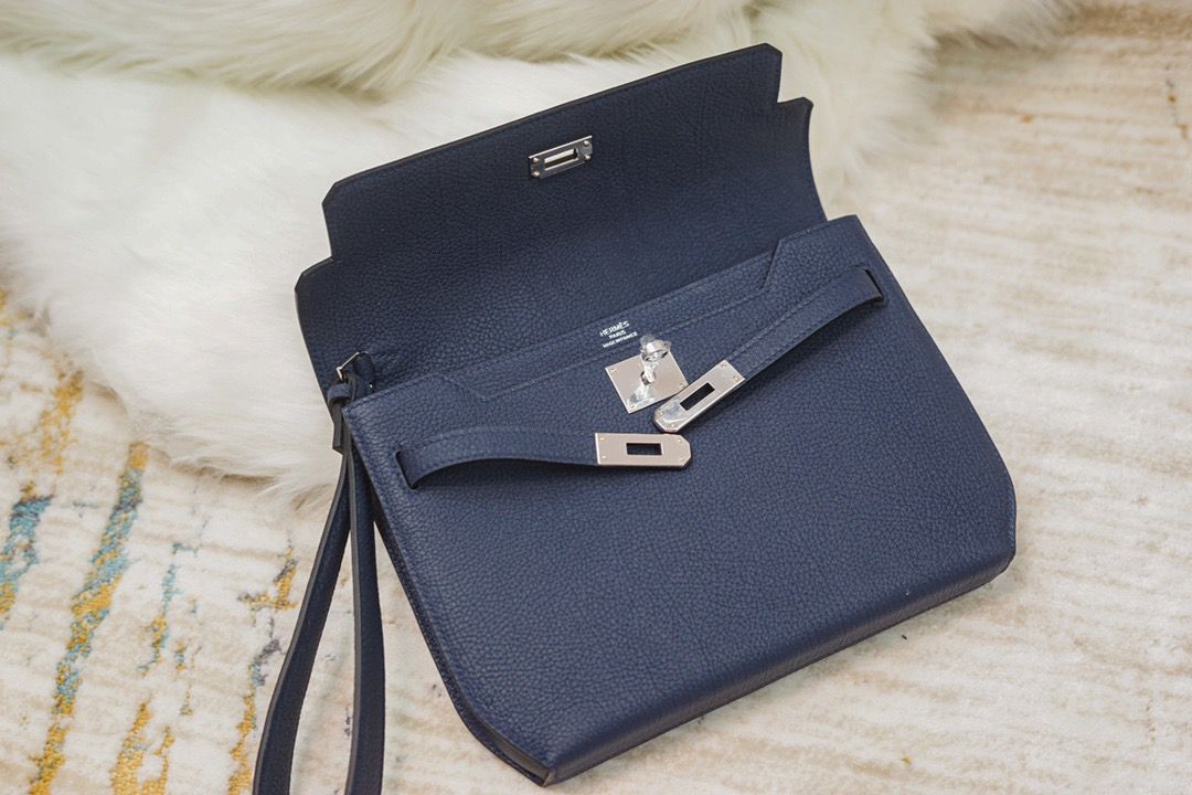 Bolsa Estruturada Couro Azul Marinho com Fecho Frontal 25cm
