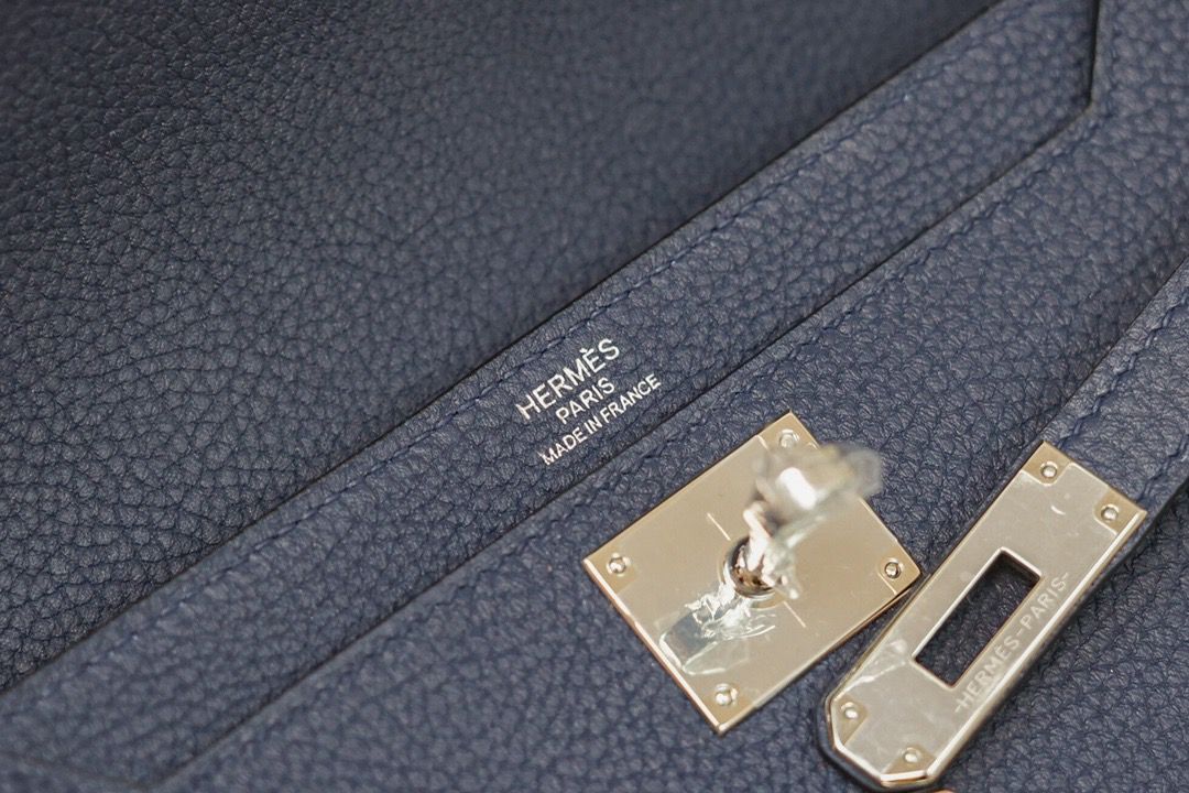 Bolsa Estruturada Couro Azul Marinho com Fecho Frontal 25cm