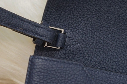 Bolsa Estruturada Couro Azul Marinho com Fecho Frontal 25cm