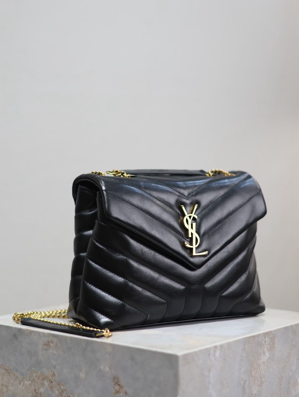 Bolsa Shoulder Couro Preto Corrente Dourada