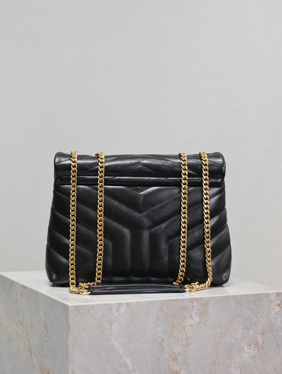 Bolsa Shoulder Couro Preto Corrente Dourada
