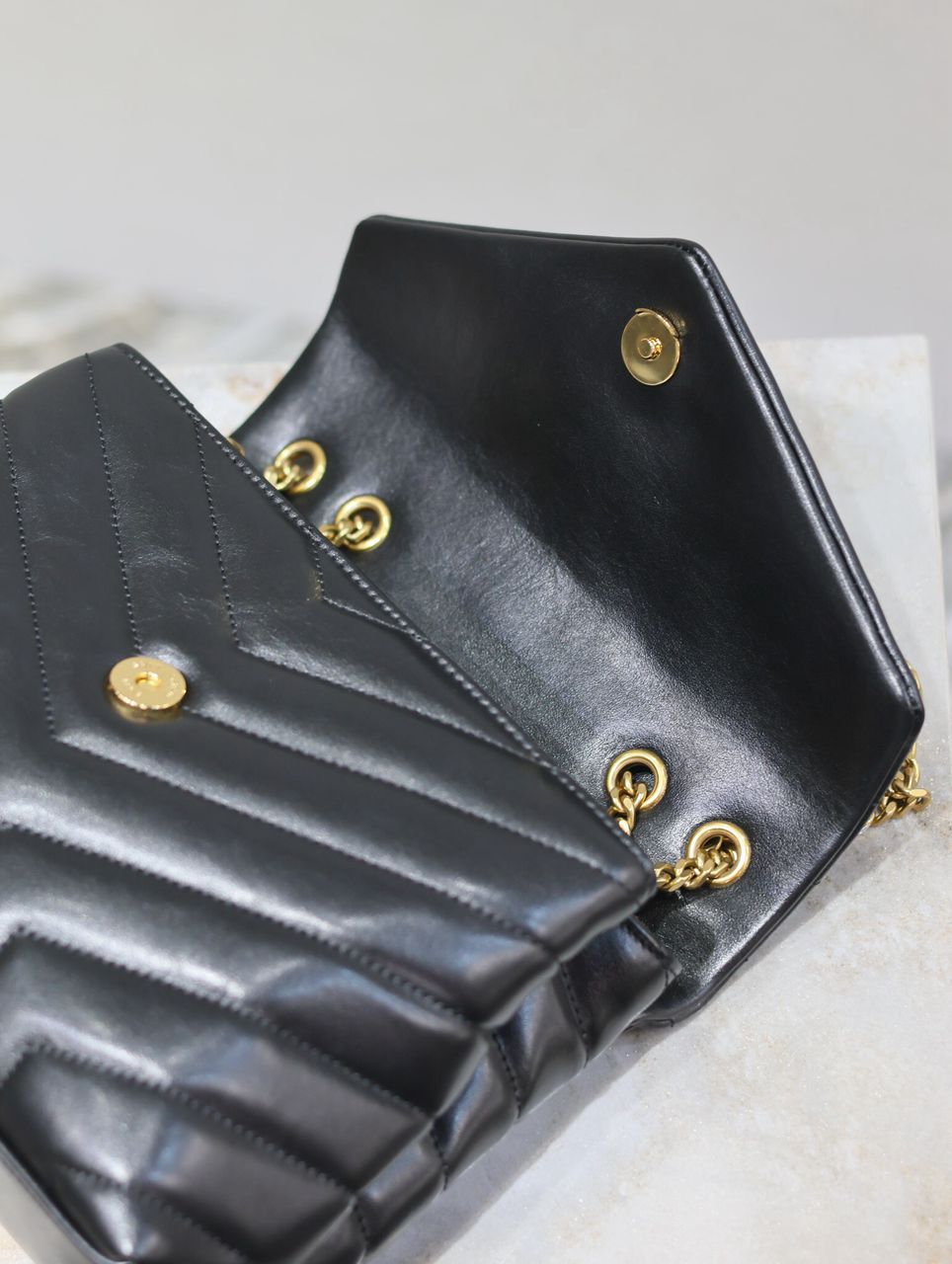 Bolsa Shoulder Couro Preto Corrente Dourada