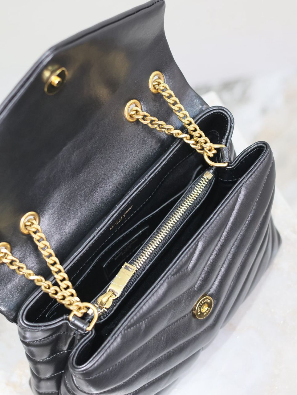 Bolsa Shoulder Couro Preto Corrente Dourada