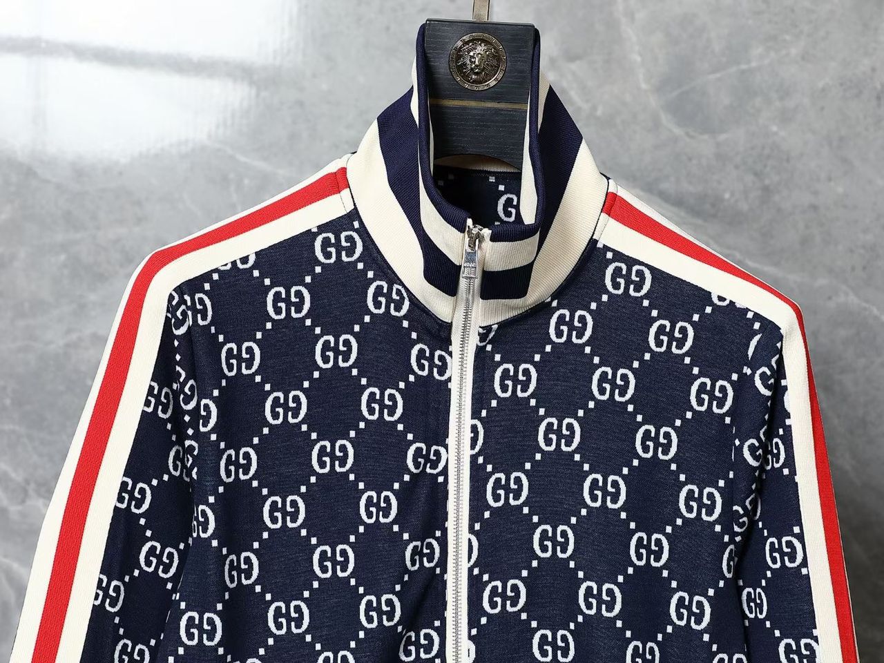 Moletom Jacquard Padrão Monograma Geométrico