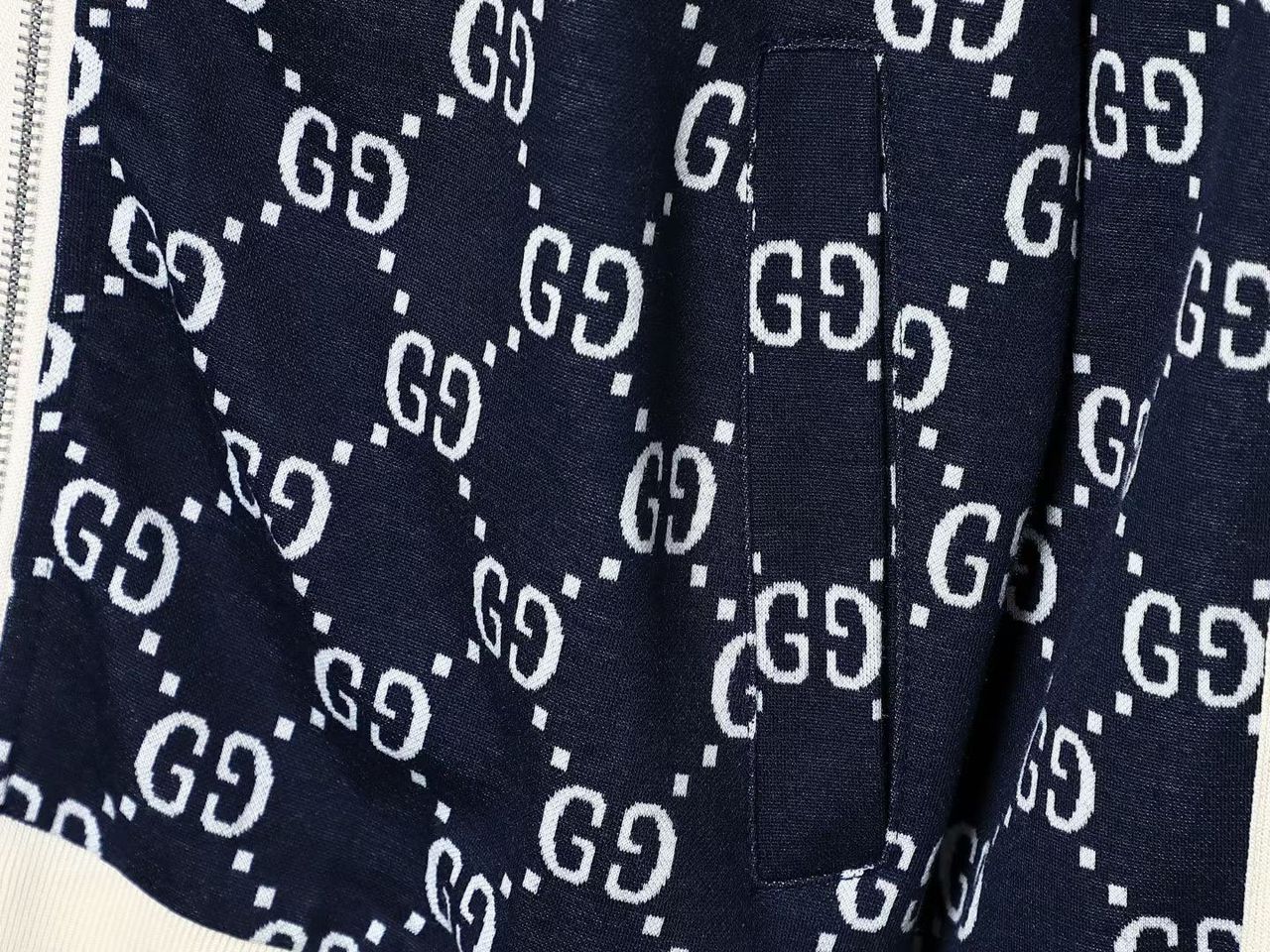 Moletom Jacquard Padrão Monograma Geométrico