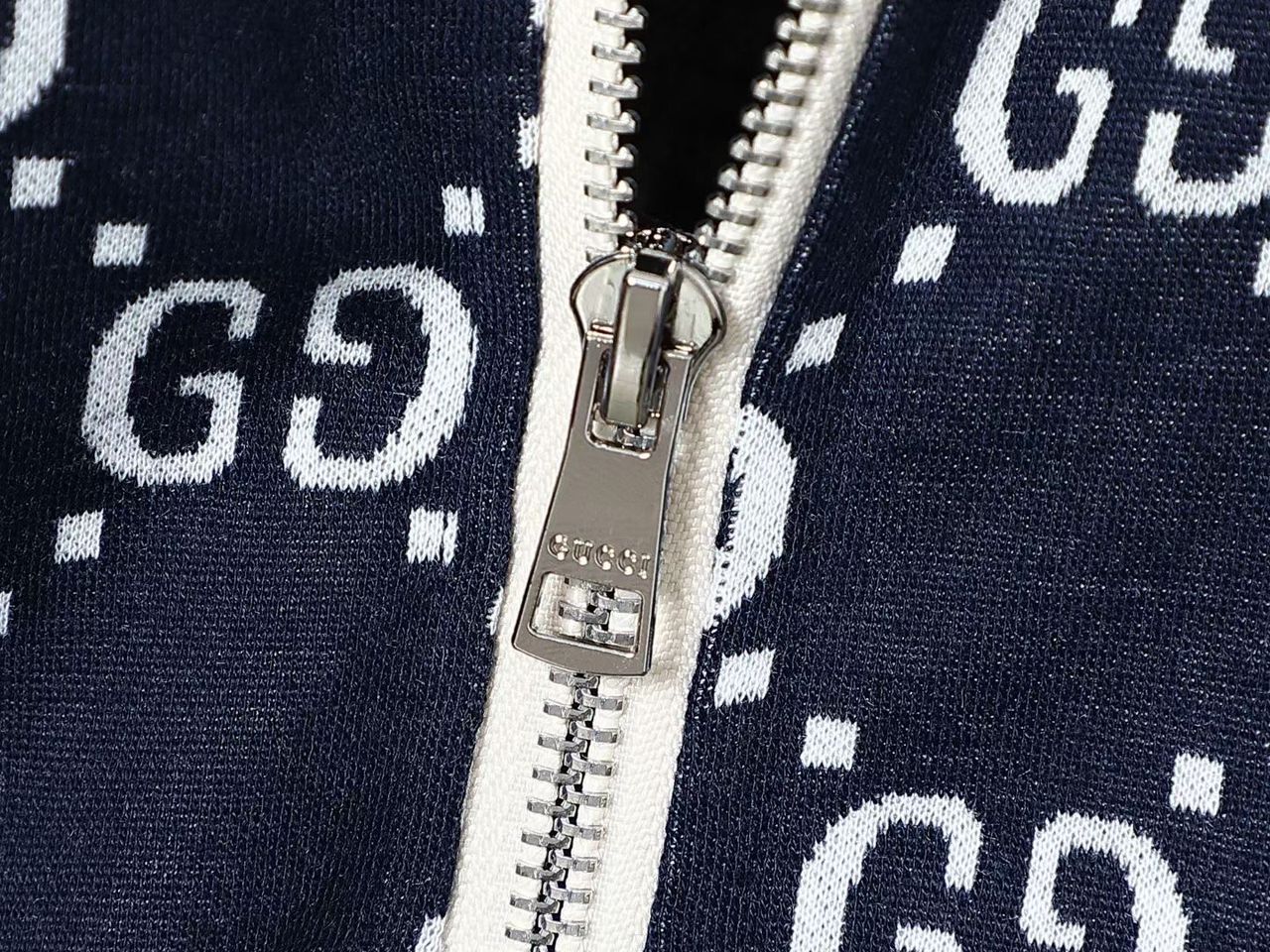 Moletom Jacquard Padrão Monograma Geométrico