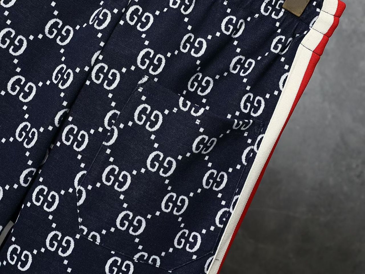 Moletom Jacquard Padrão Monograma Geométrico