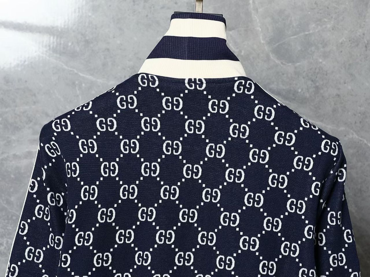 Moletom Jacquard Padrão Monograma Geométrico