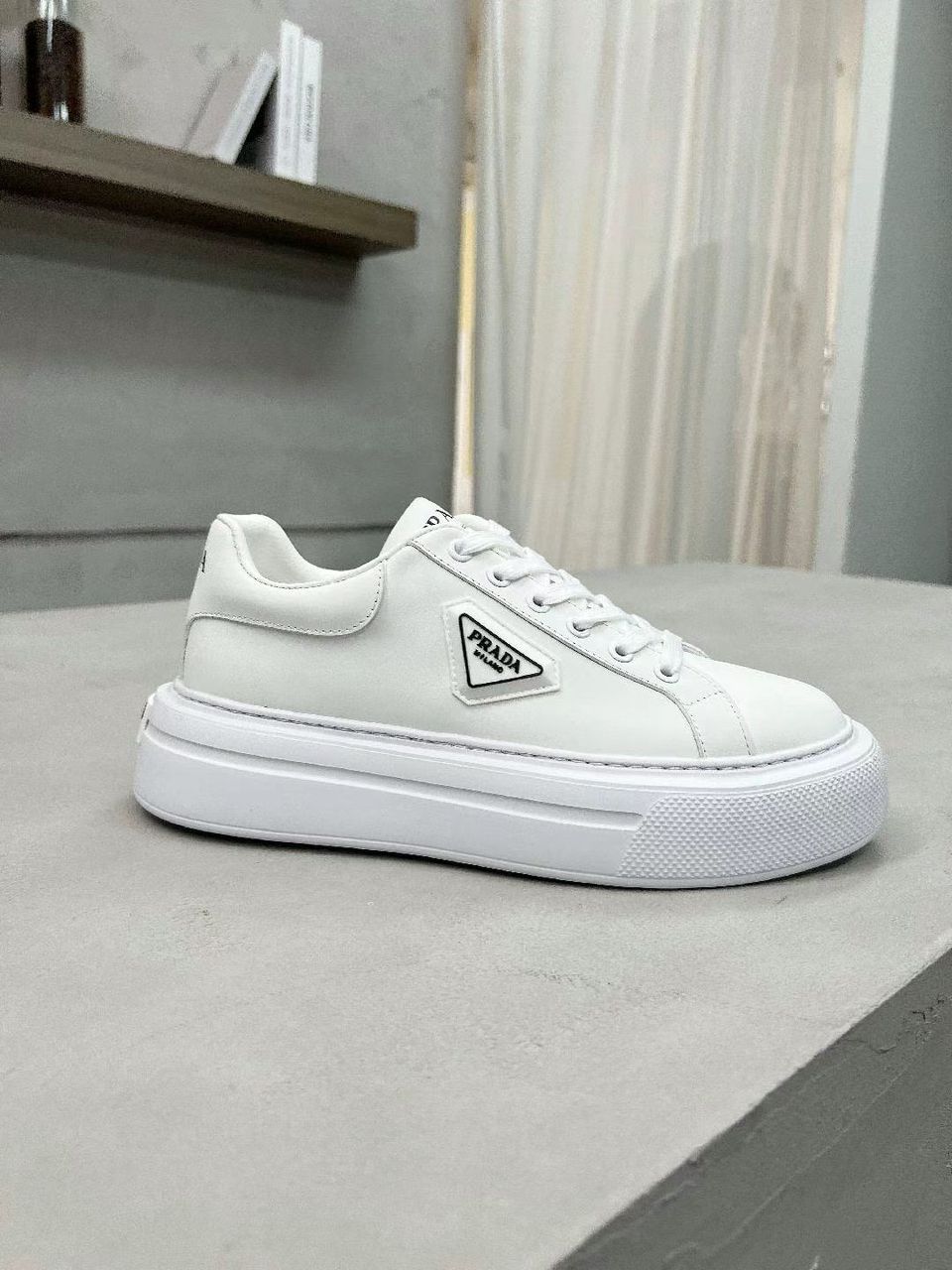 Tênis Couro Branco Casual Com Placa Frontal