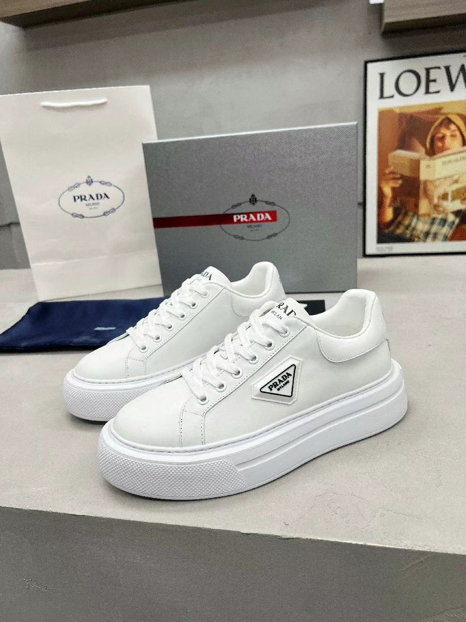 Tênis Couro Branco Casual Com Placa Frontal