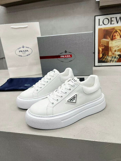 Tênis Couro Branco Casual Com Placa Frontal