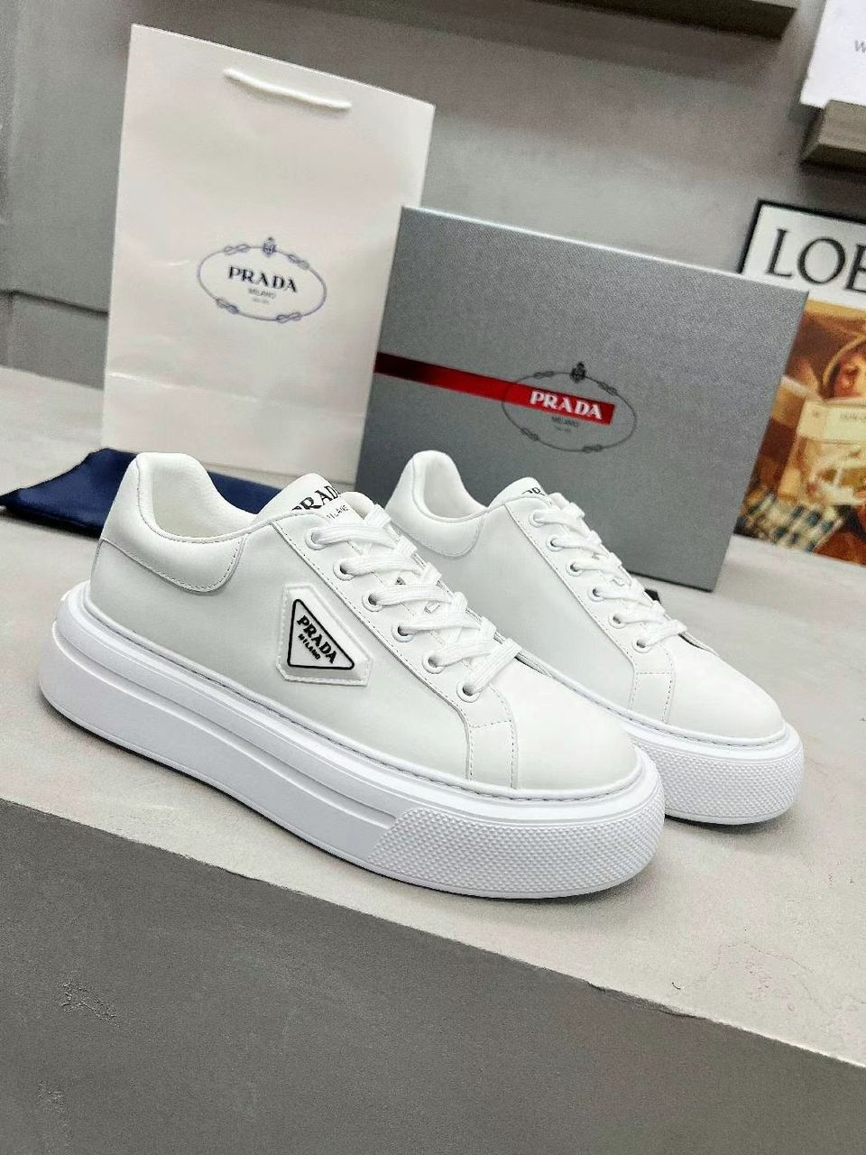 Tênis Couro Branco Casual Com Placa Frontal