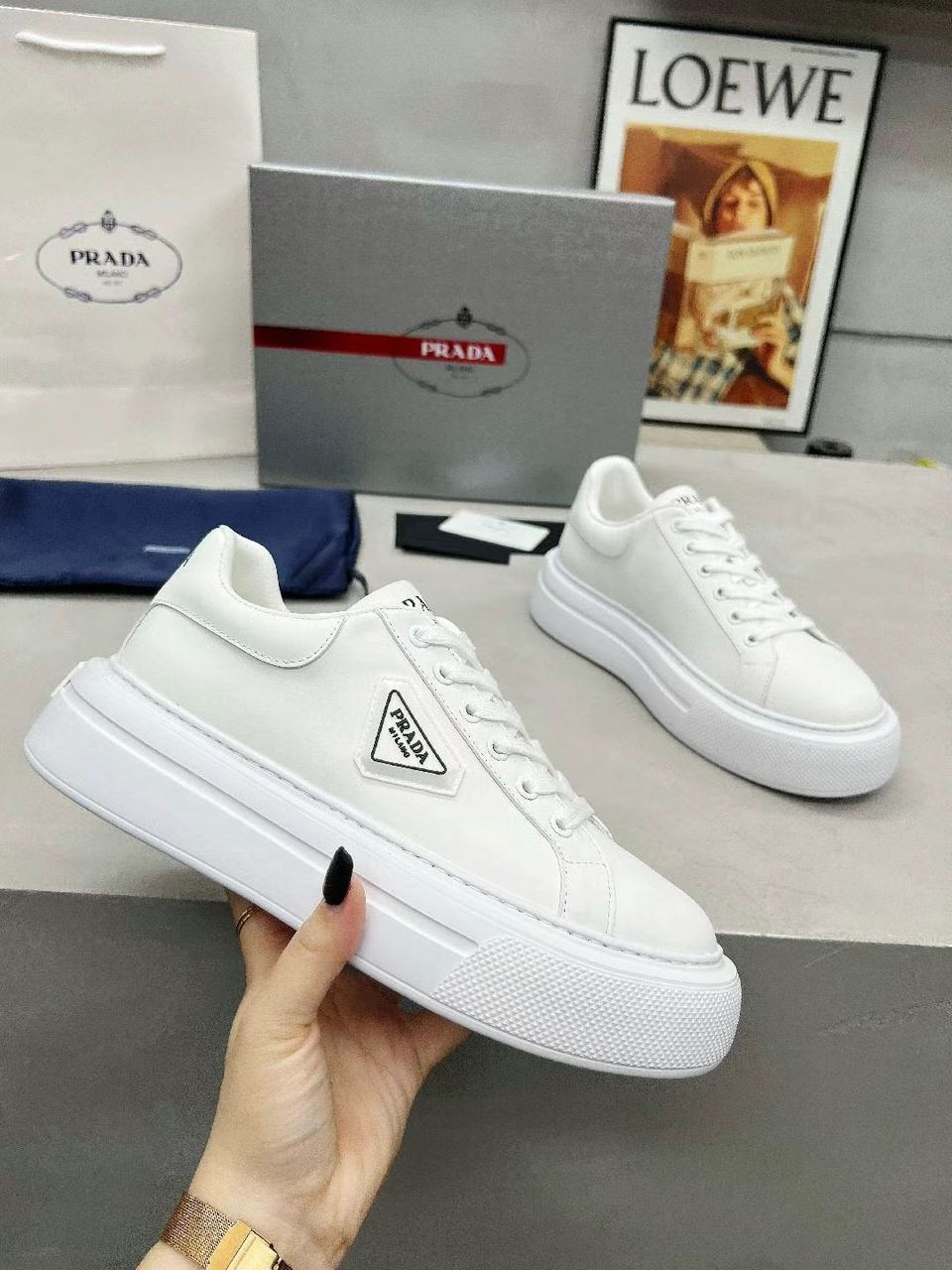 Tênis Couro Branco Casual Com Placa Frontal