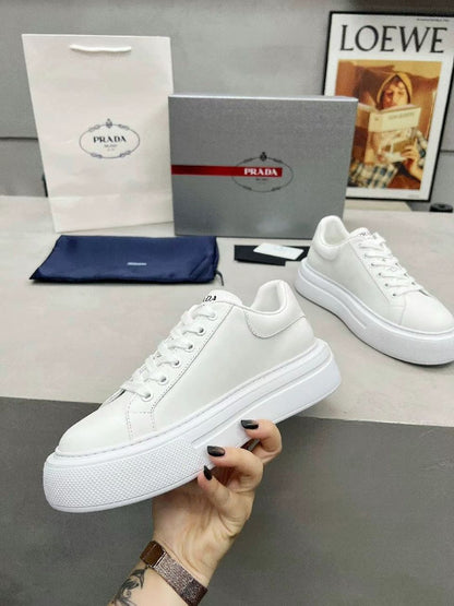 Tênis Couro Branco Casual Com Placa Frontal