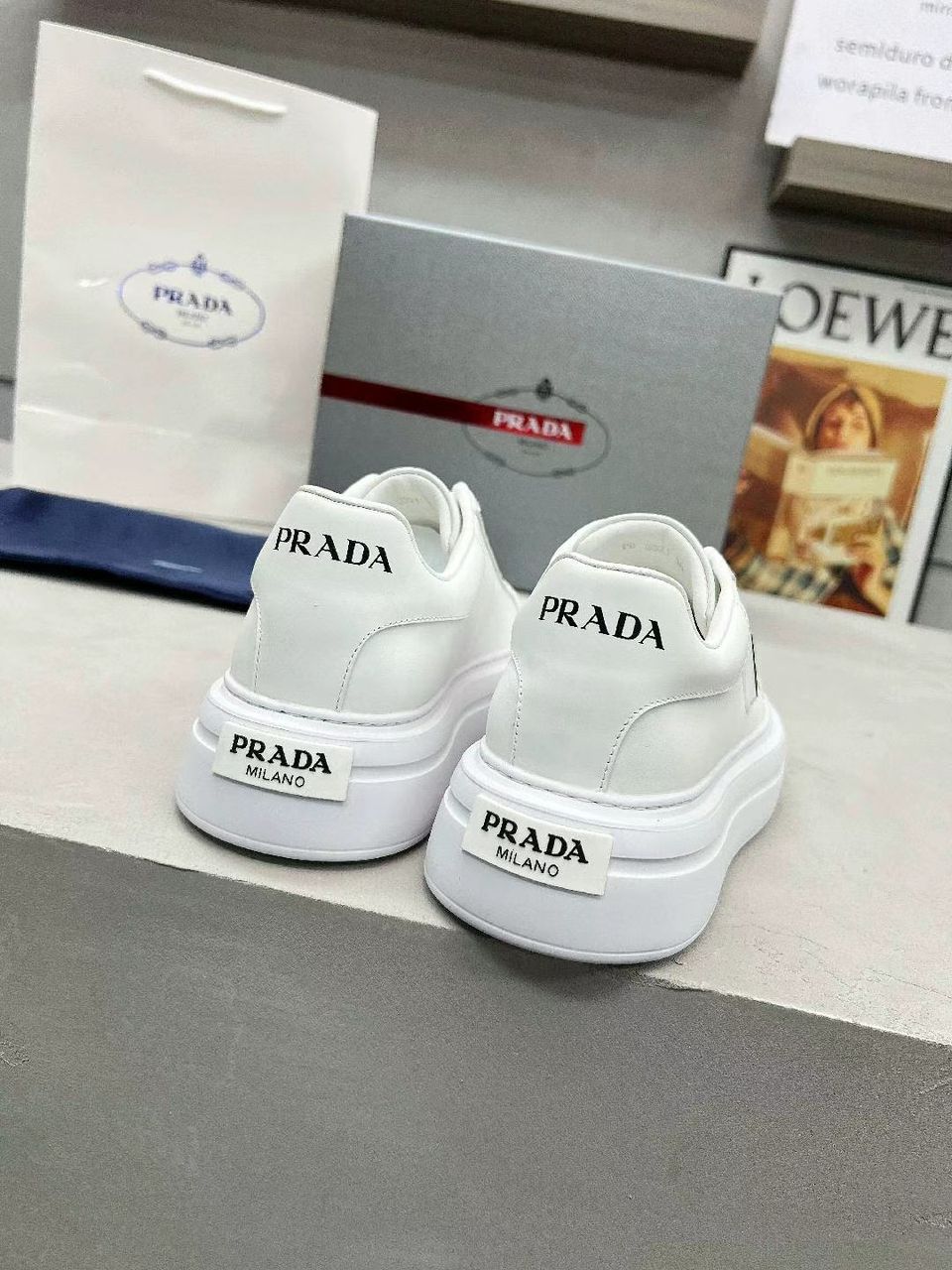 Tênis Couro Branco Casual Com Placa Frontal