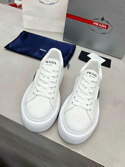 Tênis Couro Branco Casual Com Placa Frontal