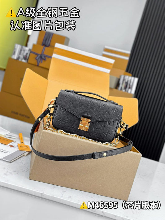 Bolsa Pequena Couro Padrão Monograma Geométrico Preto