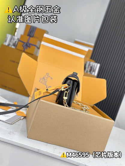 Bolsa Pequena Couro Padrão Monograma Geométrico Preto