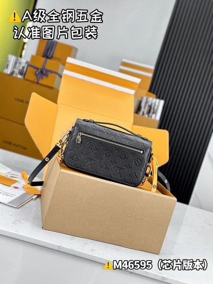 Bolsa Pequena Couro Padrão Monograma Geométrico Preto