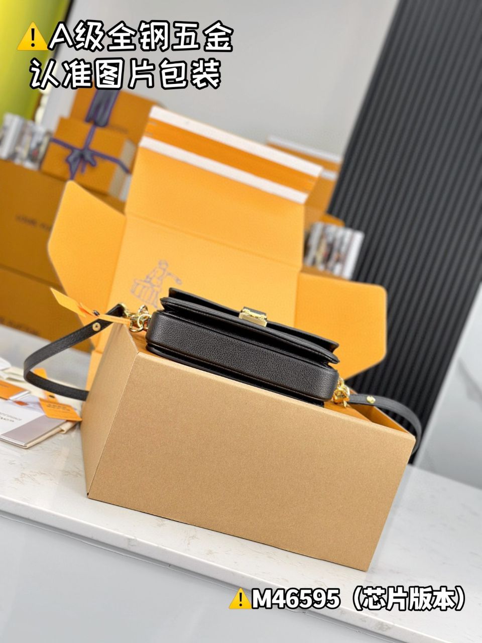 Bolsa Pequena Couro Padrão Monograma Geométrico Preto