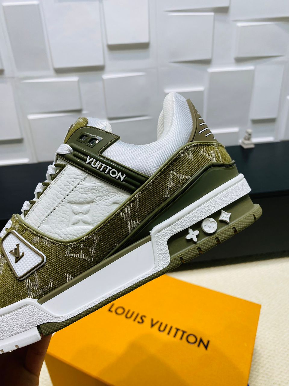 Tênis Couro Verde com Detalhes em Contraste