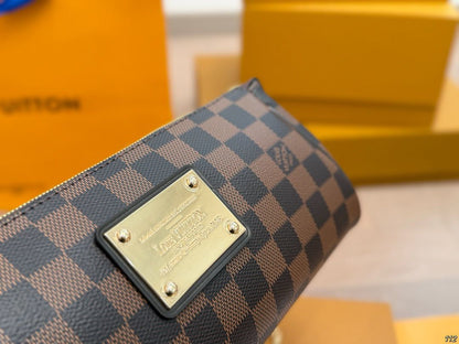 Bolsa Clutch Couro Padrão Quadriculado Marrom