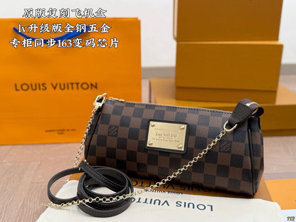 Bolsa Clutch Couro Padrão Quadriculado Marrom