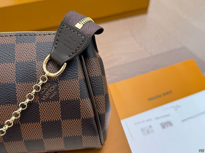 Bolsa Clutch Couro Padrão Quadriculado Marrom