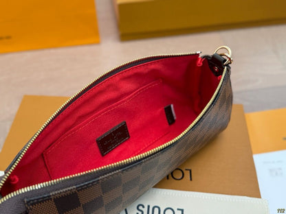 Bolsa Clutch Couro Padrão Quadriculado Marrom