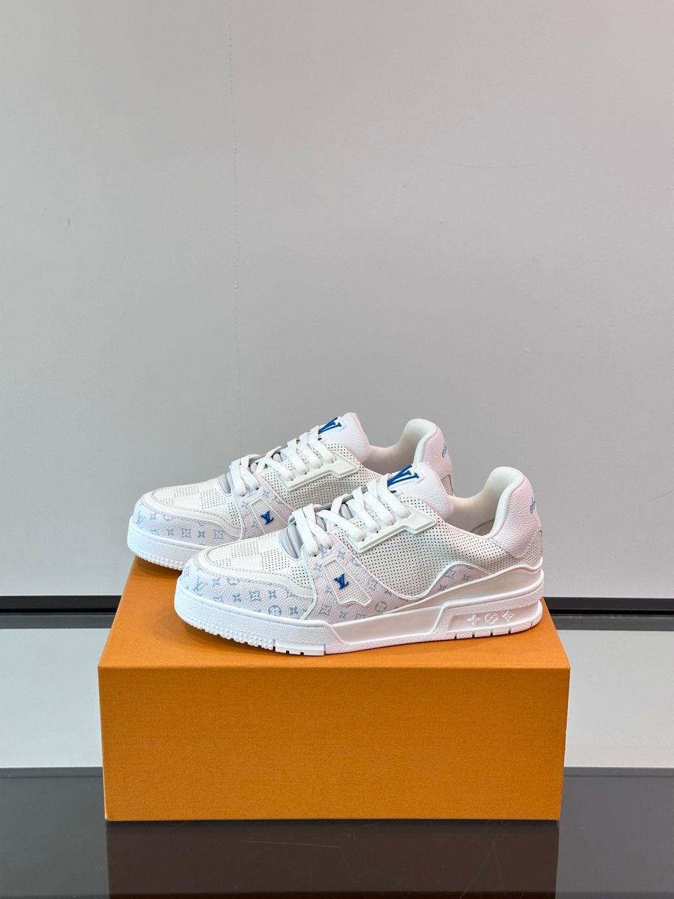 Tênis Couro Branco Detalhes Azul