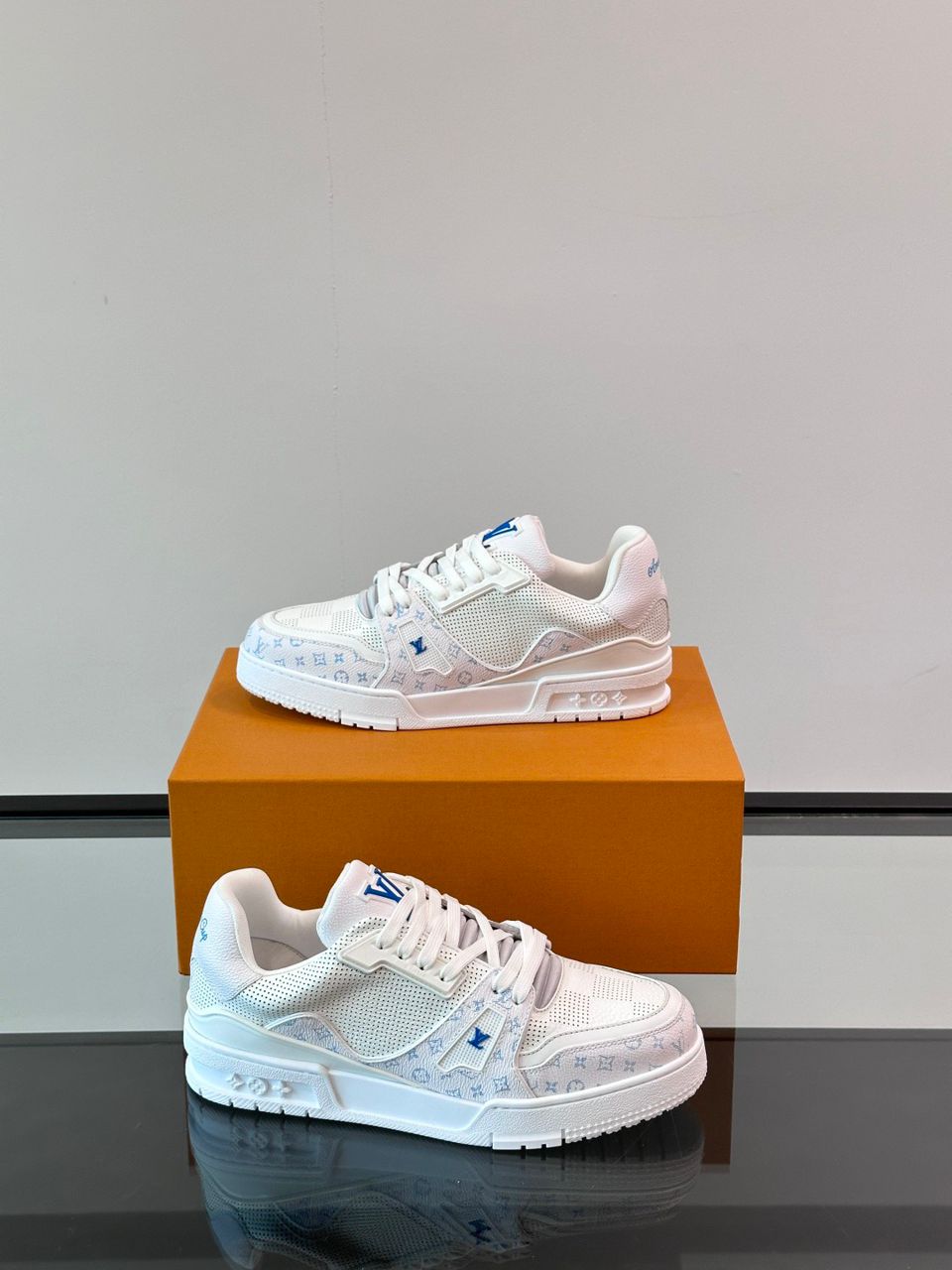Tênis Couro Branco Detalhes Azul