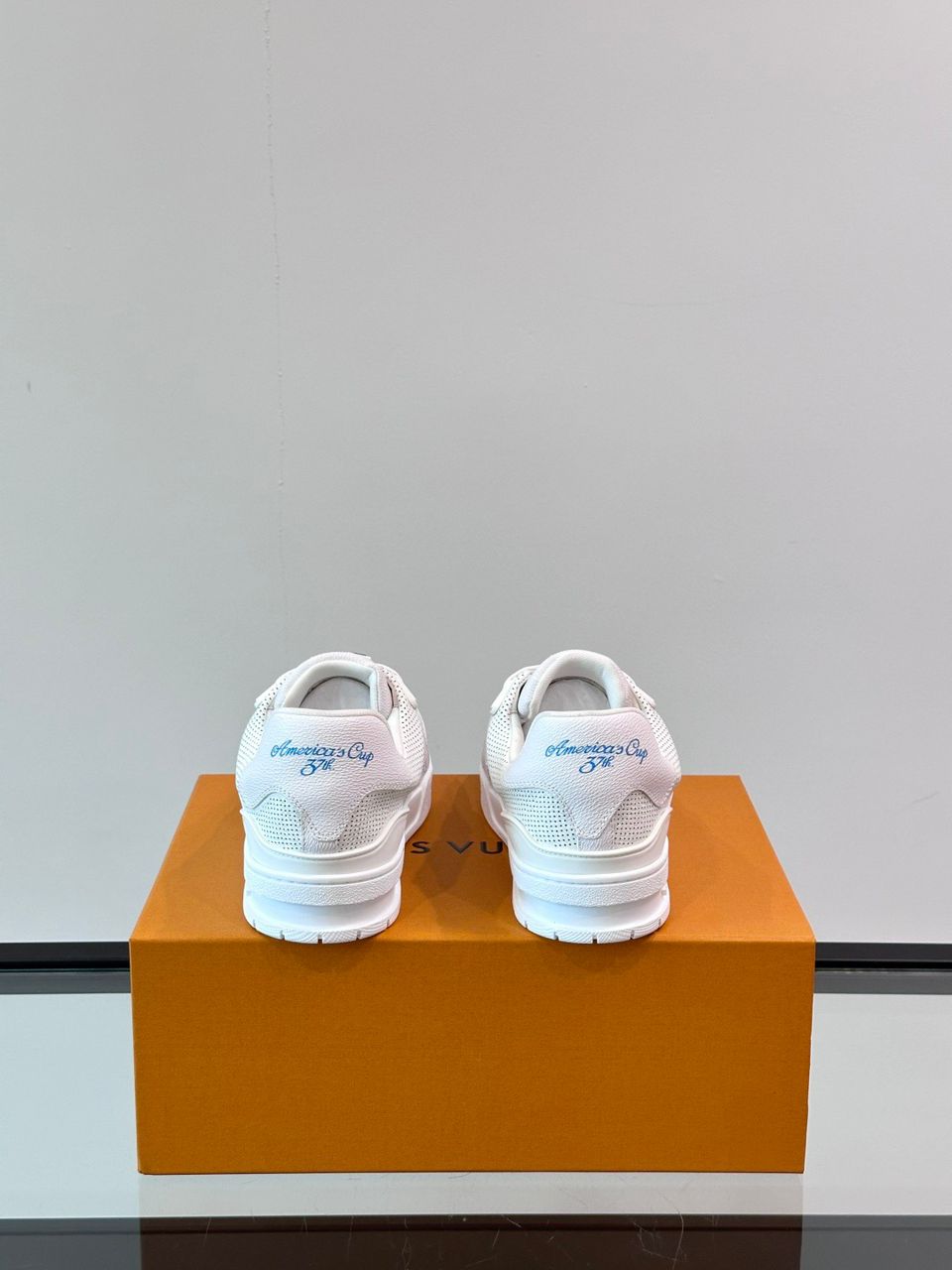 Tênis Couro Branco Detalhes Azul