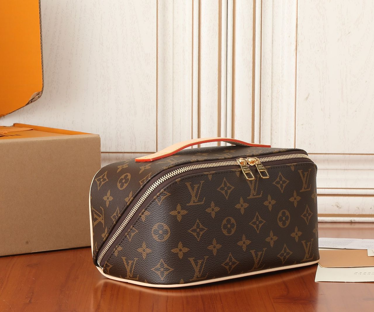 Necessaire Couro Padrão Monograma Geométrico Marrom