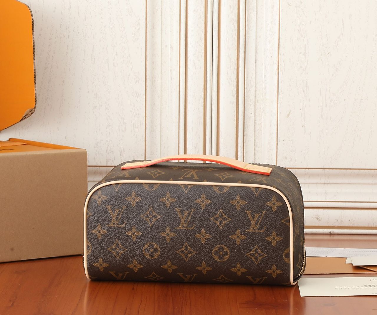 Necessaire Couro Padrão Monograma Geométrico Marrom