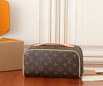 Necessaire Couro Padrão Monograma Geométrico Marrom