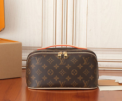 Necessaire Couro Padrão Monograma Geométrico Marrom