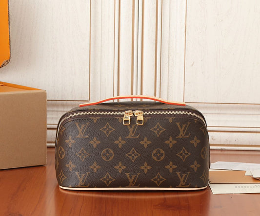 Necessaire Couro Padrão Monograma Geométrico Marrom