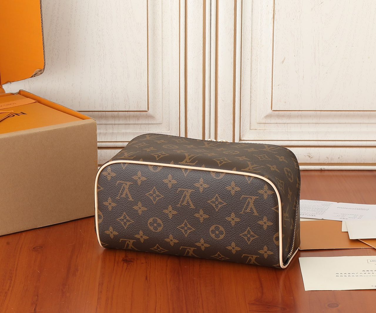 Necessaire Couro Padrão Monograma Geométrico Marrom