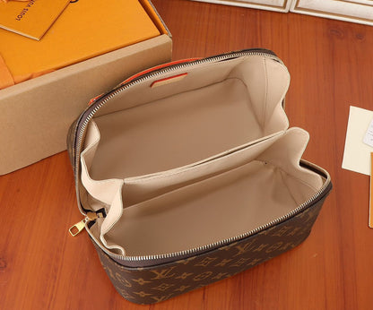 Necessaire Couro Padrão Monograma Geométrico Marrom