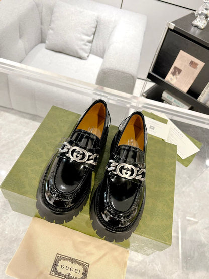 Mocassim Couro Preto Letras Entrelaçadas