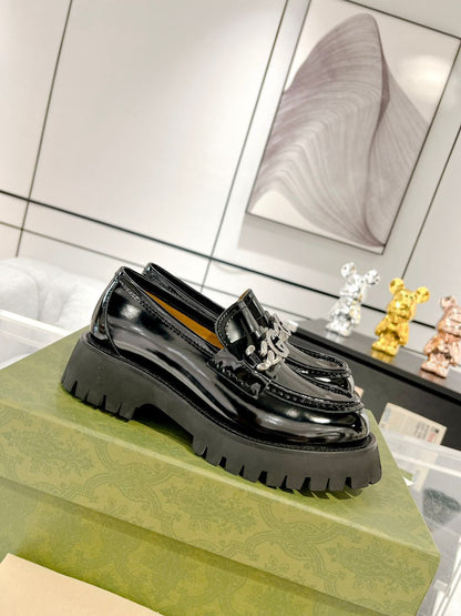 Mocassim Couro Preto Letras Entrelaçadas